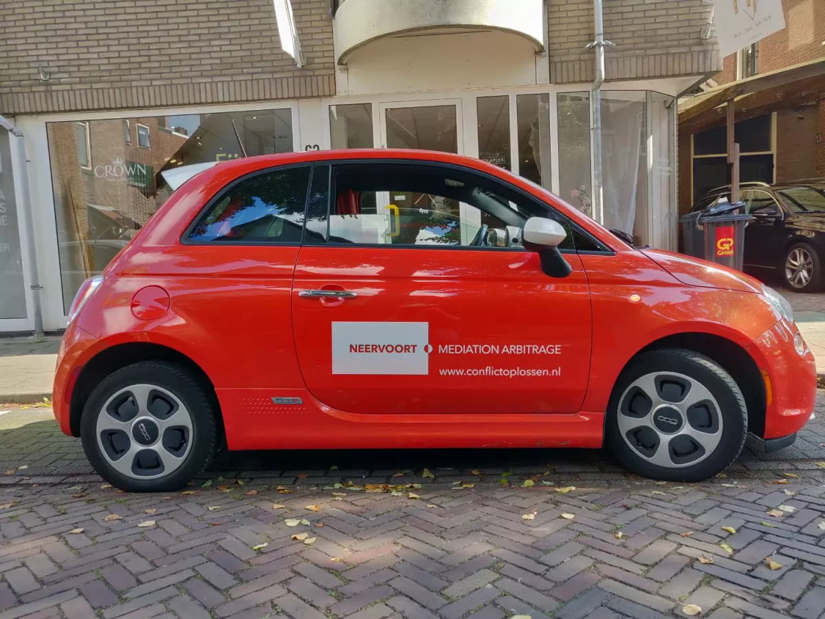 Autobelettering voor Neervoort in Bussum